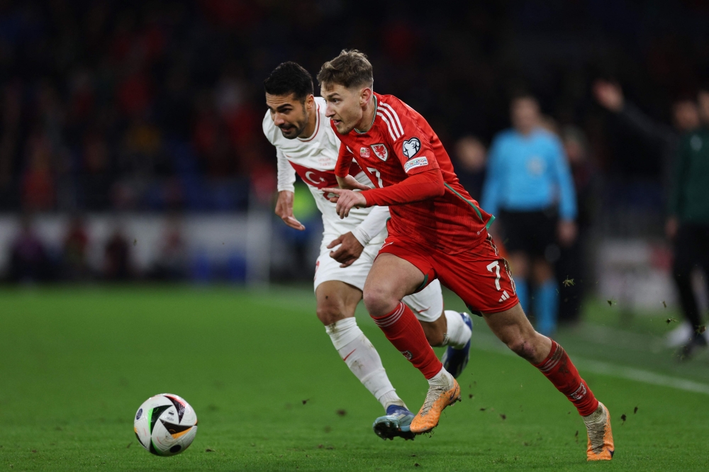Wales' midfielder #07 David Brooks (R) runs with the ball during the UEFA Euro 2024 Group D qualifying football match between Wales and Turkey, at Cardiff City Stadium, in Cardiff, on November 21, 2023.   (Photo by Adrian DENNIS / AFP)

