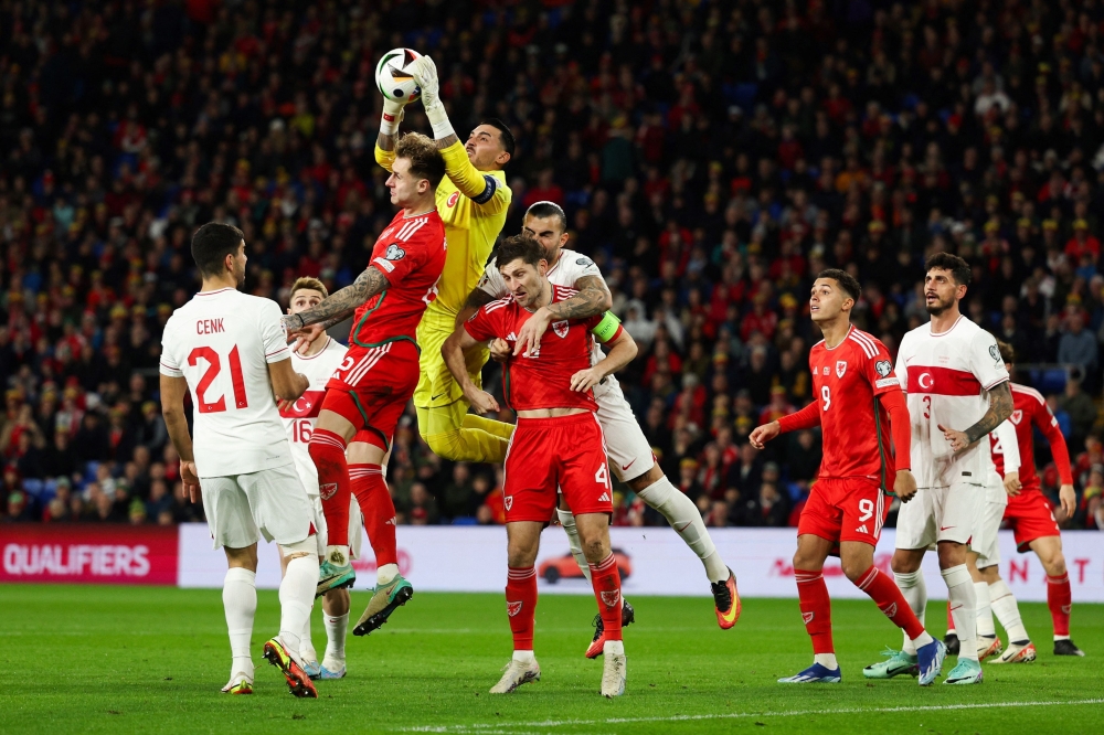 Turkey's goalkeeper #23 Ugurcan Cakir (C-R) catches the ball during the UEFA Euro 2024 Group D qualifying football match between Wales and Turkey, at Cardiff City Stadium, in Cardiff, on November 21, 2023.   (Photo by Adrian DENNIS / AFP)

