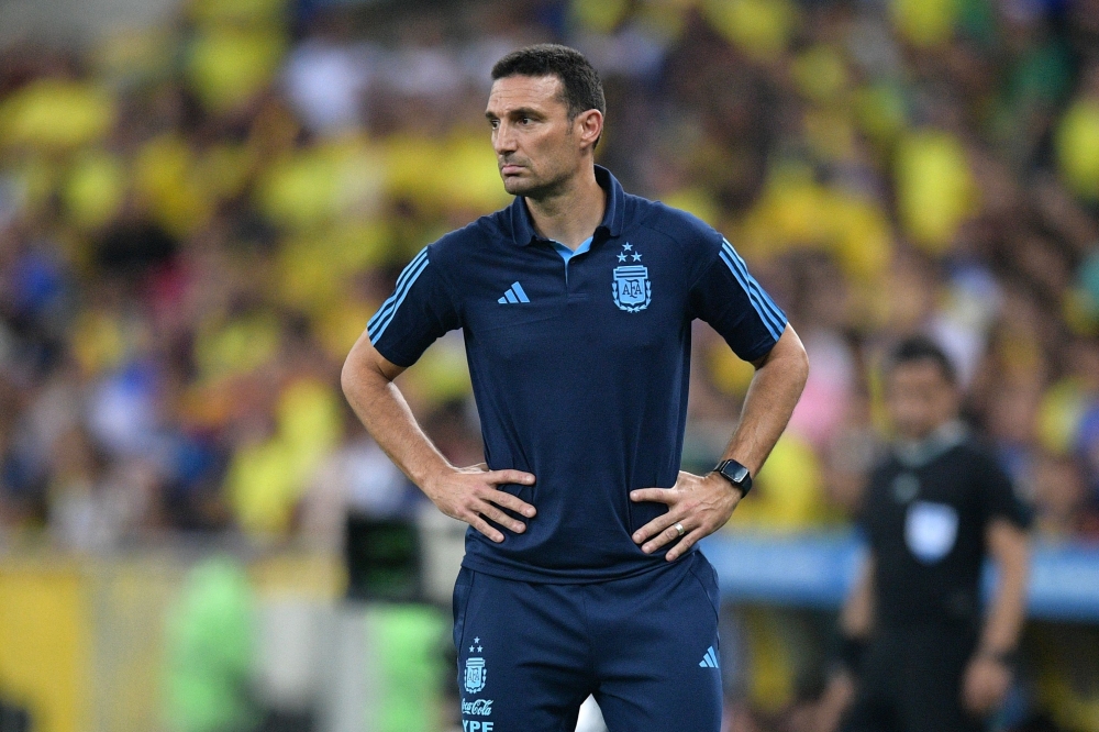 Argentina's coach Lionel Scaloni looks on during the 2026 FIFA World Cup South American qualification football match between Brazil and Argentina at Maracana Stadium in Rio de Janeiro, Brazil, on November 21, 2023.  (Photo by CARL DE SOUZA / AFP)