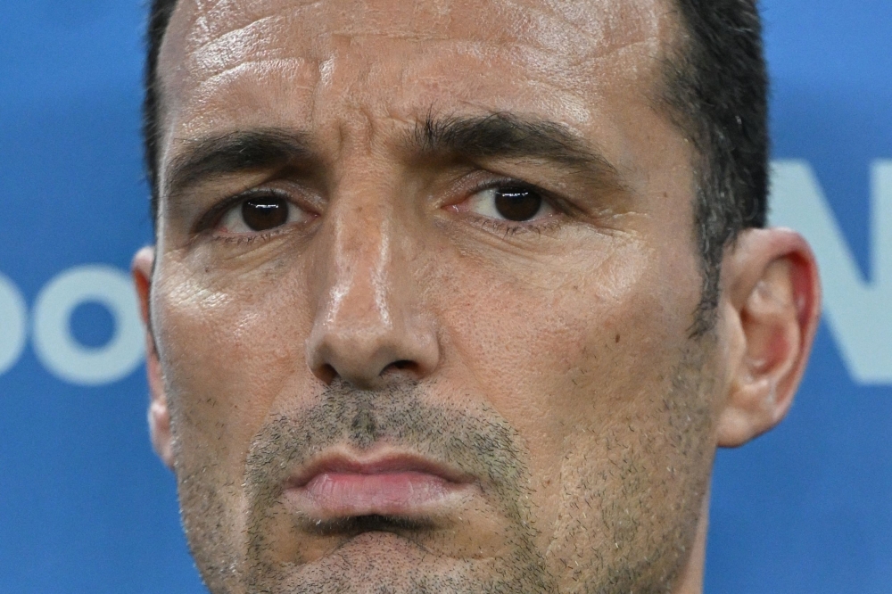 Argentina's coach Lionel Scaloni looks on before the start of the 2026 FIFA World Cup South American qualification football match between Brazil and Argentina at Maracana Stadium in Rio de Janeiro, Brazil, on November 21, 2023.  (Photo by CARL DE SOUZA / AFP)

