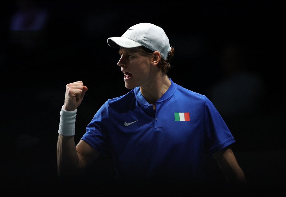 Italy's Jannik Sinner reacts as he plays against Netherlands' Tallon Griekspoor during the second men's single quarter-final tennis match between Italy and Netherlands of the Davis Cup tennis tournament at the Martin Carpena sportshall, in Malaga on November 23, 2023. (Photo by LLUIS GENE / AFP)

