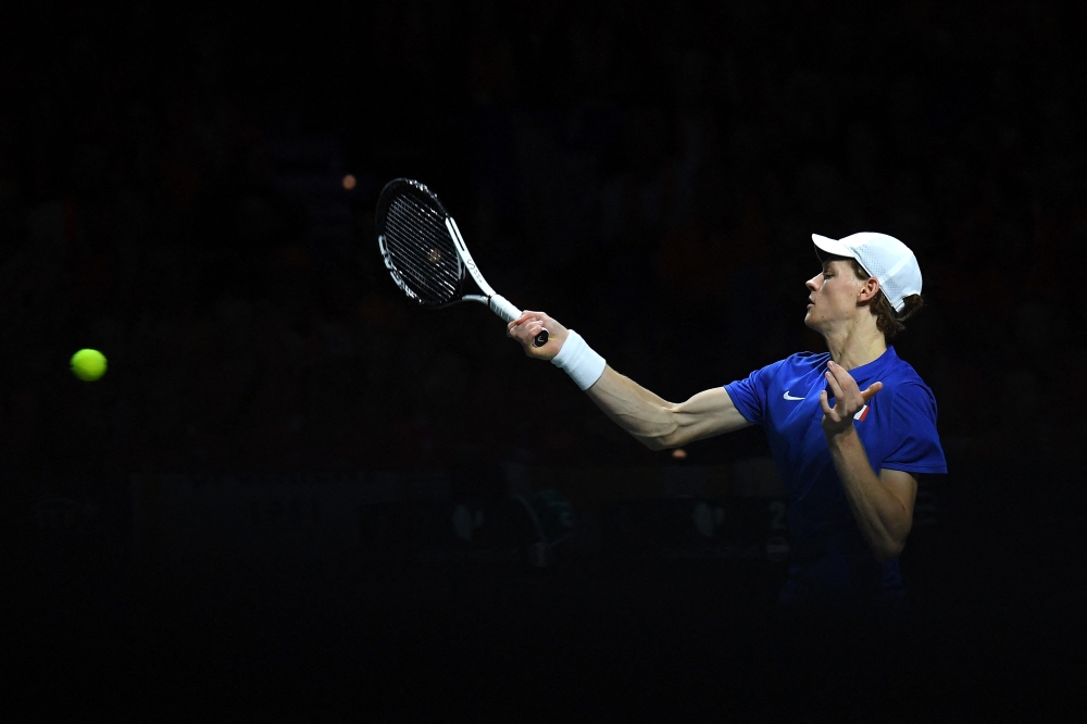 Italy's Jannik Sinner returns the ball to Netherlands' Tallon Griekspoor during the fourth men's single quarter-final tennis match between Italy and Netherlands of the Davis Cup tennis tournament at the Martin Carpena sportshall, in Malaga on November 23, 2023. (Photo by JORGE GUERRERO / AFP)

