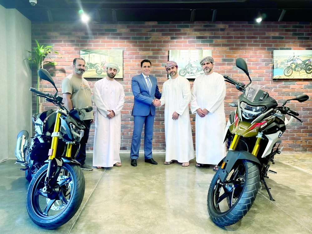 Rachid Zamani (c) shake Rashid al Balushi, after signing the collaboration.