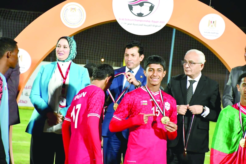 The organizer crowning the Omani player with gold medals 