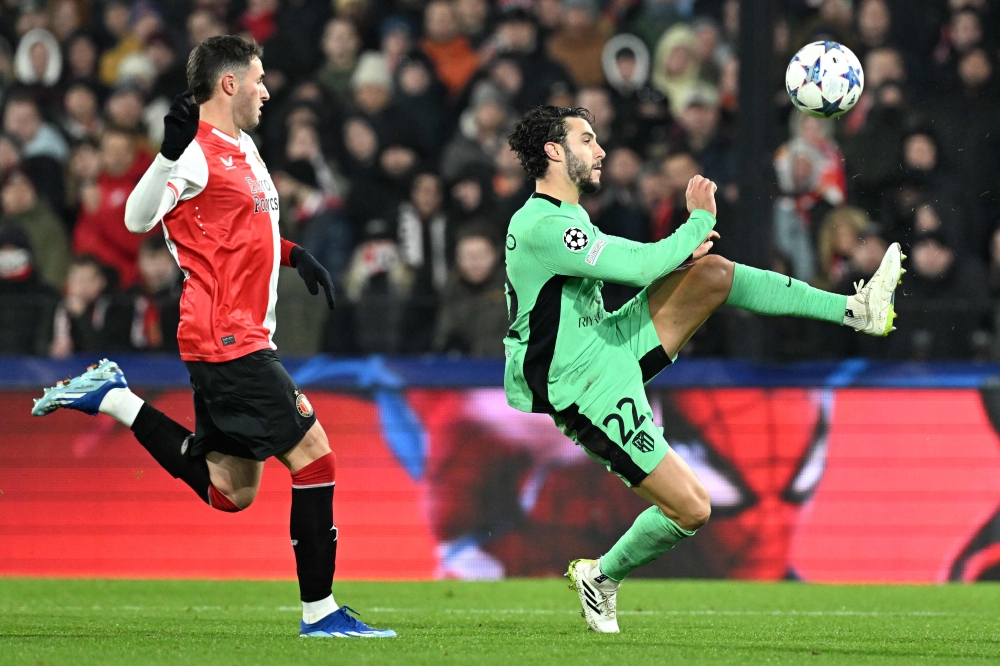 TOPSHOT - Atletico Madrid's Spanish defender #22 Mario Hermoso kicks the ball and scores his team's second goal during the UEFA Champions League Group E football match between Feyenoord and Atletico Madrid at the De Kuip Stadium in Rotterdam on November 28, 2023. (Photo by JOHN THYS / AFP)

