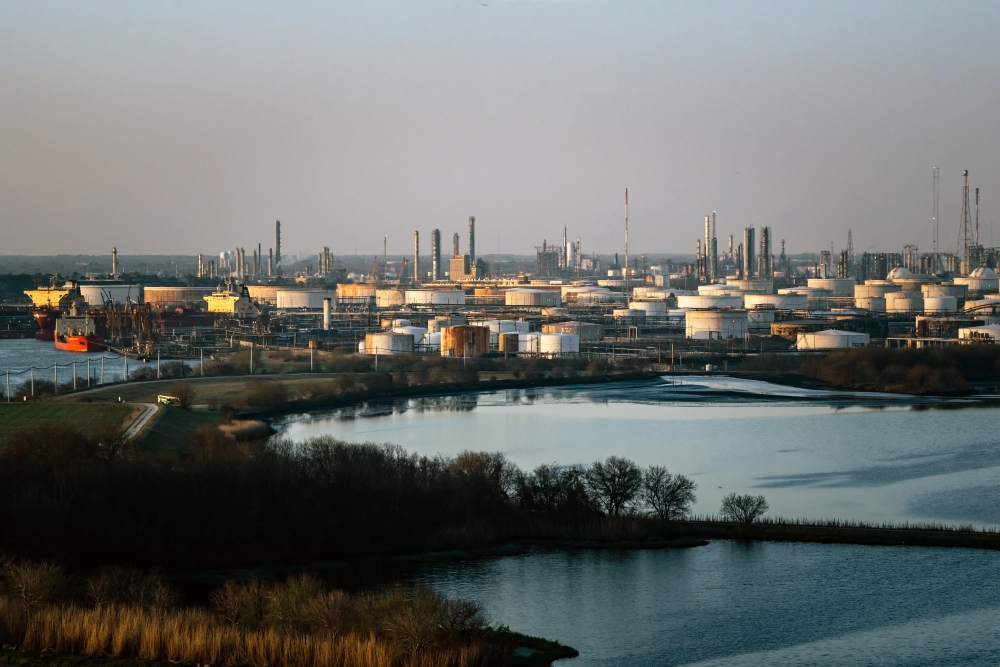 U.S. oil producers are cranking out a record 13.2 million barrels a day, more than Russia and Saudi Arabia. (Meridith Kohut/The New York Times)