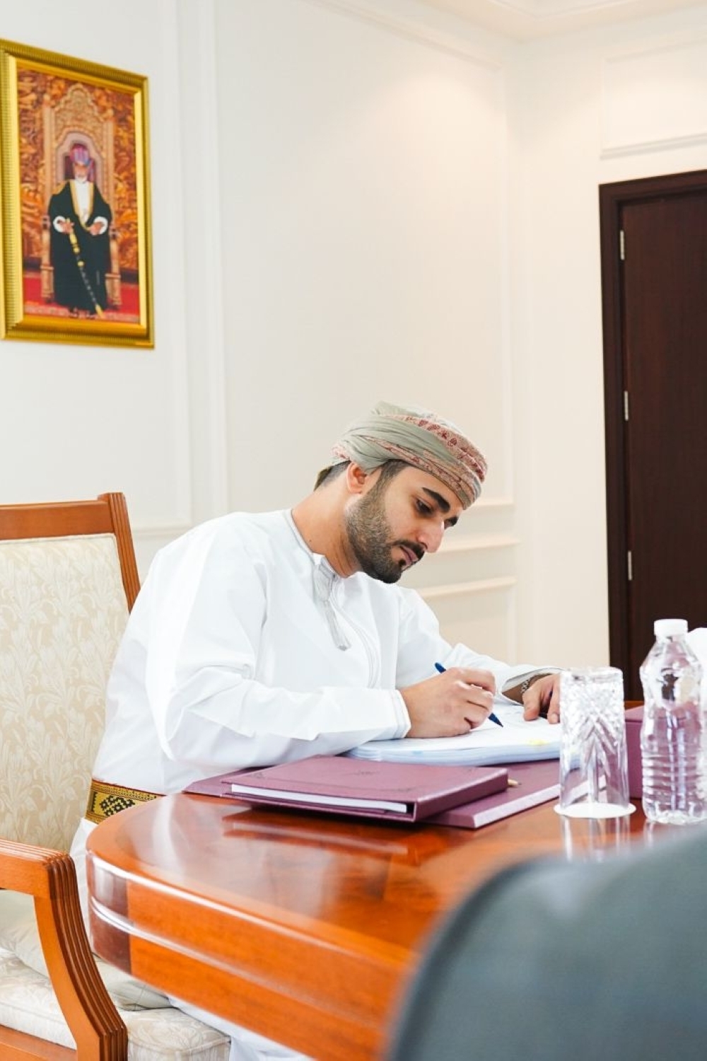 HH Sayyid Theyazin signing the agreement