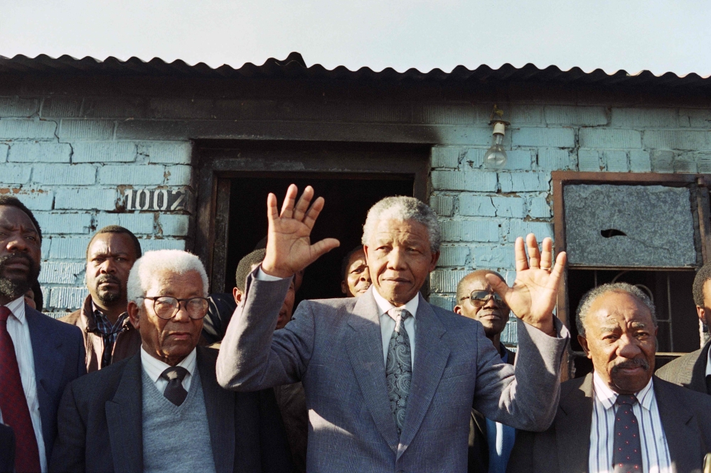 Nelson Mandela (C), flanked by his supporters in Boipatong on July 9, 1991 
