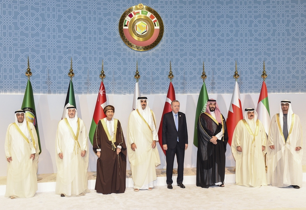 Leaders take memorial photo at the end of 44th GCC Summit