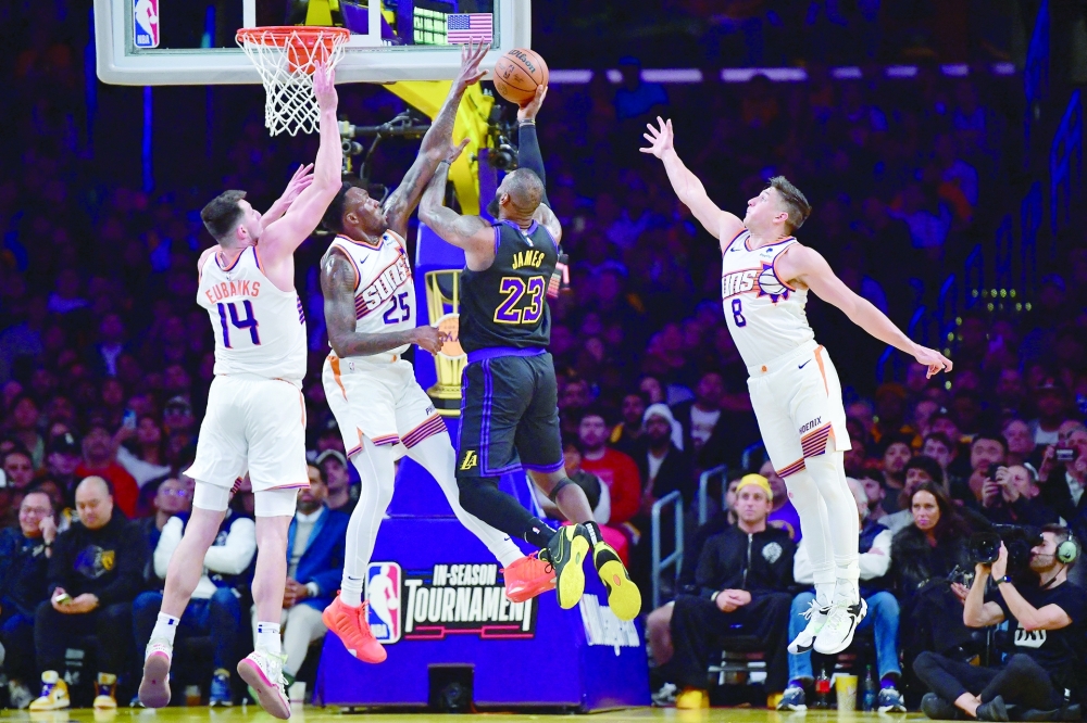 LeBron James (23) moves to the basket against Nassir Little (25) Grayson Allen (8) and Drew Eubanks (14) at Crypto. — USA TODAY Sports