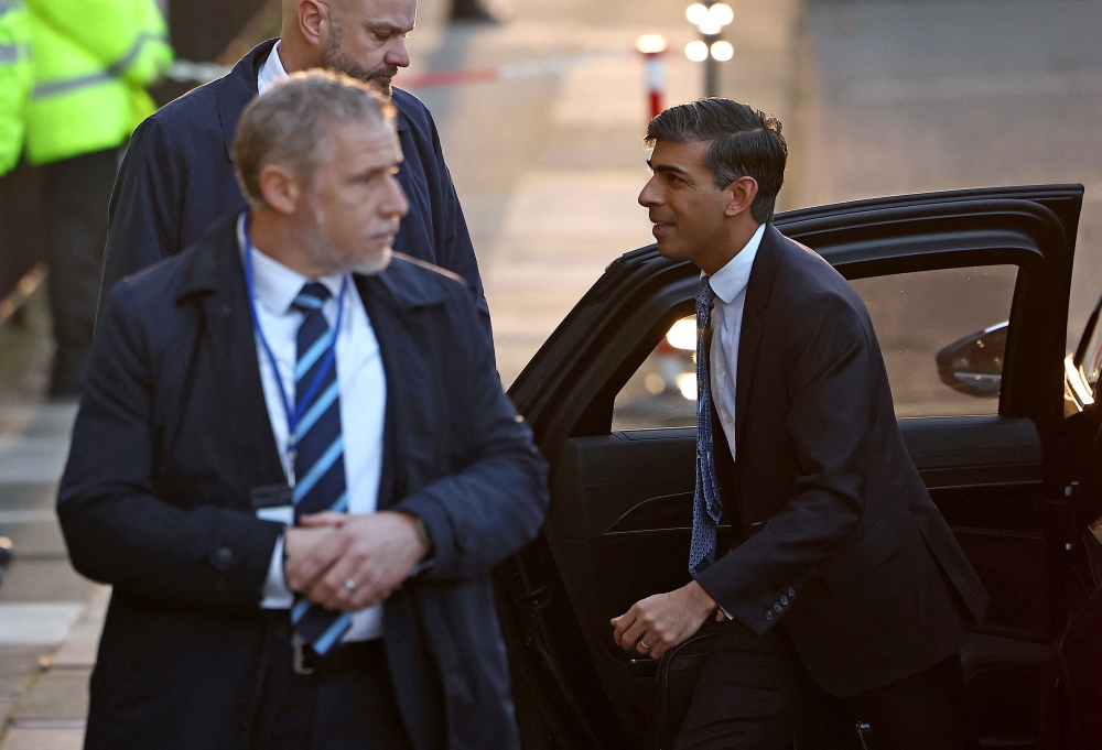 Britain's Prime Minister Rishi Sunak (R) arrives at the UK Covid-19 Inquiry, in west London, on December 11, 2023 to give evidence. British Prime Minister Rishi Sunak, who was finance minister at the time, is due to give evidence to the public inquiry into the UK government's handling of the crisis. (Photo by HENRY NICHOLLS / AFP)