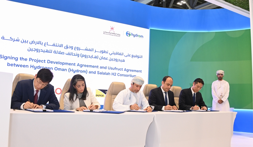 Eng Salim al Aufi, Minister of Energy and Minerals, (center), leads the signing of agreements during the Green Hydrogen Summit Oman.