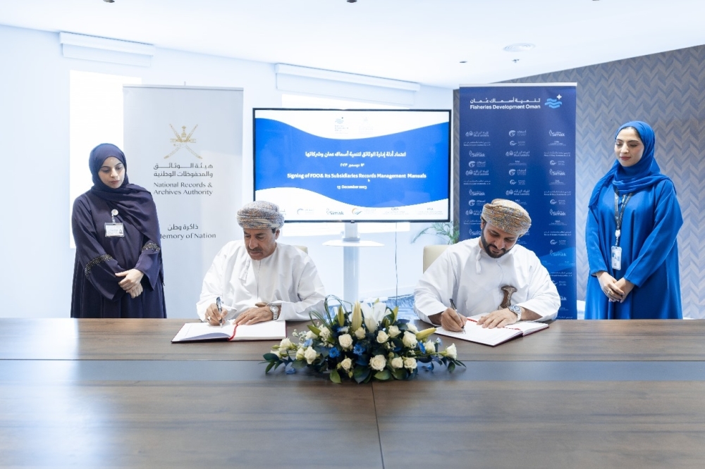 Officials sign the procedural tools for records management agreement.