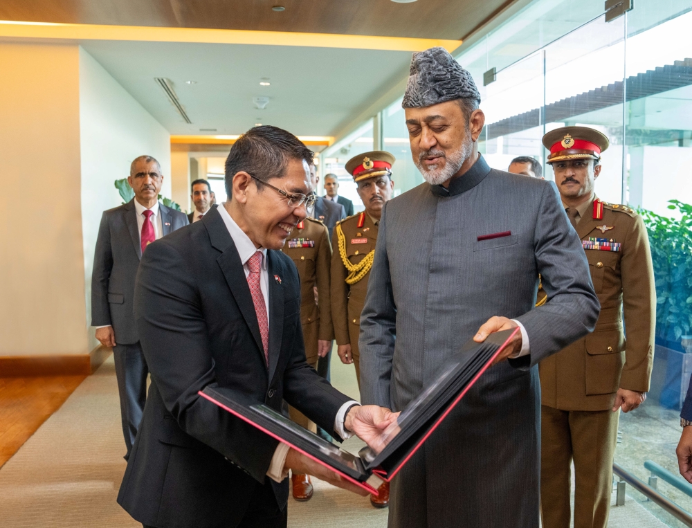 His Majesty the Sultan was bid farewell upon his departure from Changi Airport by Dr. Mohammed Malki bin Othman, Minister in the Prime Minister’s Office