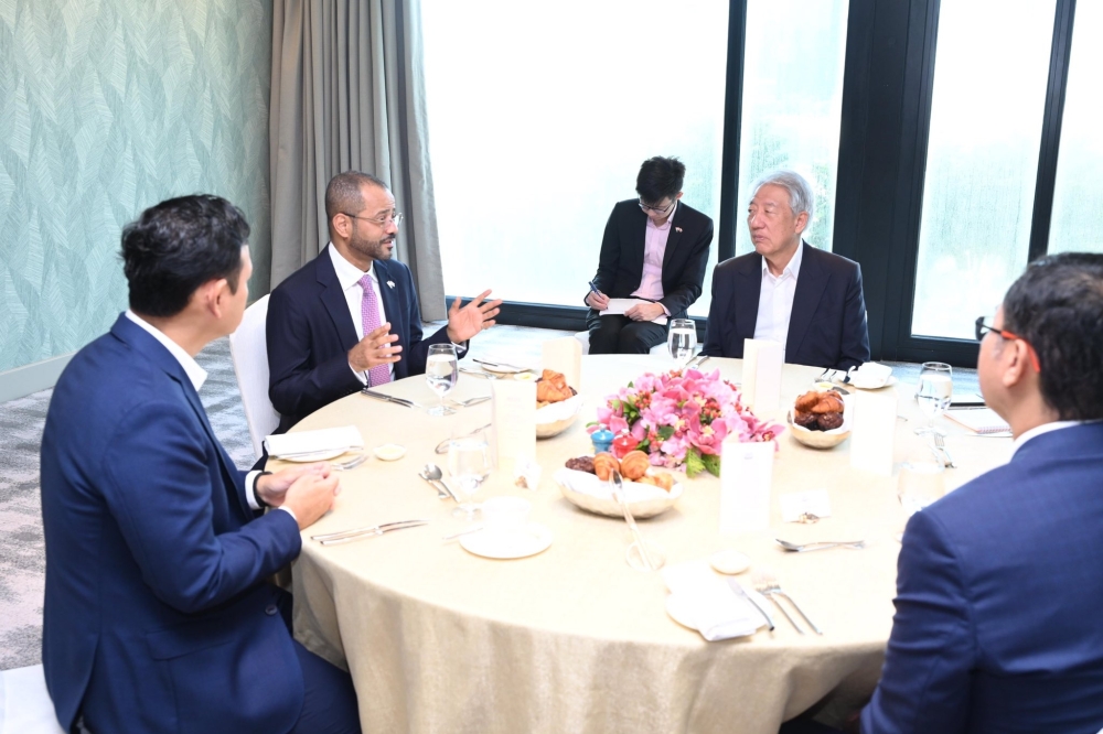 Sayyid Badr bin Hamad al Busaidy, Foreign Minister, holds talks with Teo Chee Hean, Senior Minister and Coordinating Minister for National Security in Singapore.