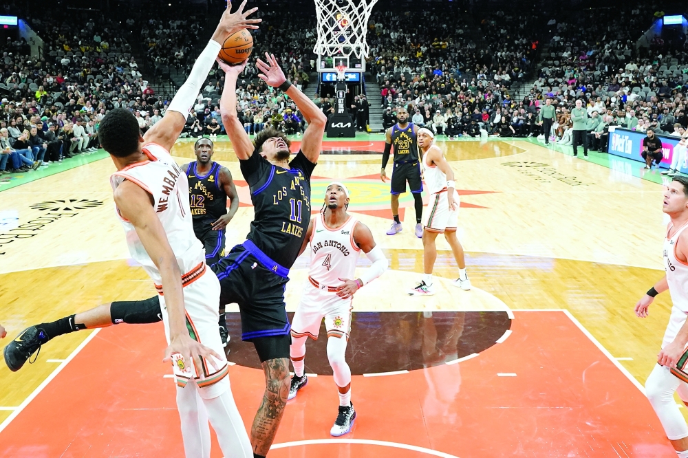 Jaxson Hayes drives to the basket while defended by Victor Wembanyama.