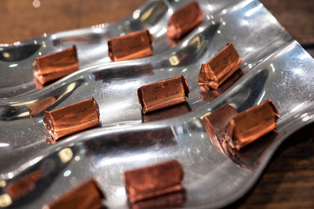 A picture shows chocolate treats 'Giuinott', the 'Gianduiotto' version made by Guido Castagna in his laboratory, on December 12, 2023 in Giaveno near Turin, Northwestern Italy.  In Turin, a committee was formed made up of large and small local chocolate producers in order to obtain PGI recognition (Protected Geographical Indication) for one of the most famous products in the area: the gianduiotto. But the Swiss Lindt group, owner of the Caffarel brand, opposes it. (Photo by MARCO BERTORELLO / AFP)

