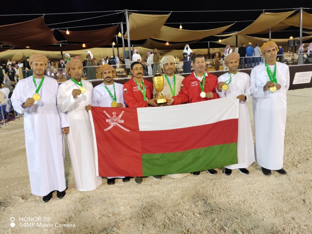 تتويج منتخبنا الوطني بكأس البطولة