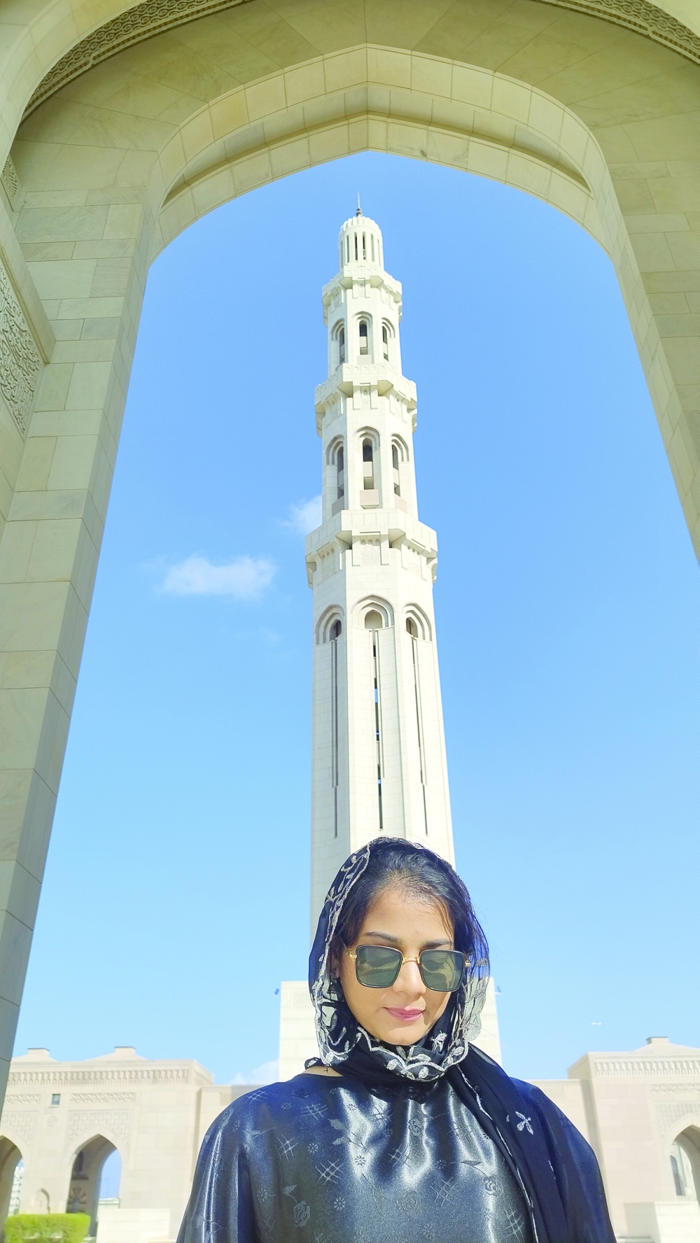 Hiroshini stands before Muscat Grand mosque

