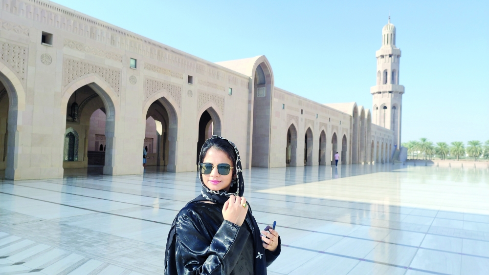 Hiroshini stands before Muscat Grand mosque

