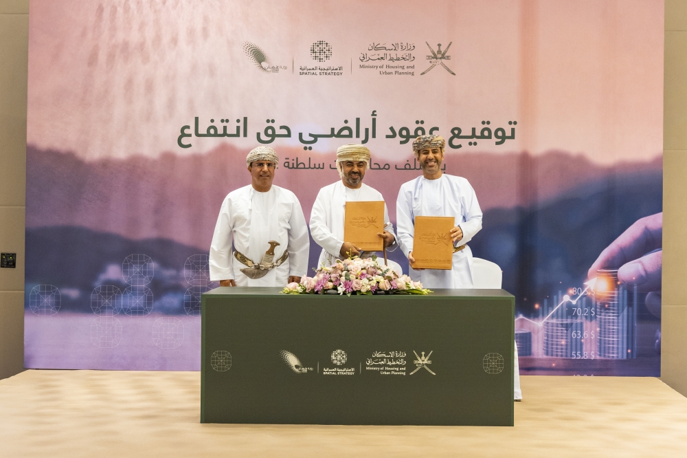 The contracts were signed by the ministry's Under-Secretary for Housing, Eng Hamad bin Ali al Nizwani, and representatives of the companies and institutions investing in the projects.