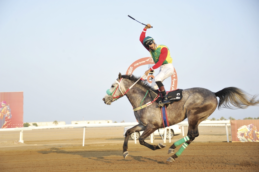  The Rider Al Muatasem al Balushi crossing the finish line through the horse 'Zakir'.
