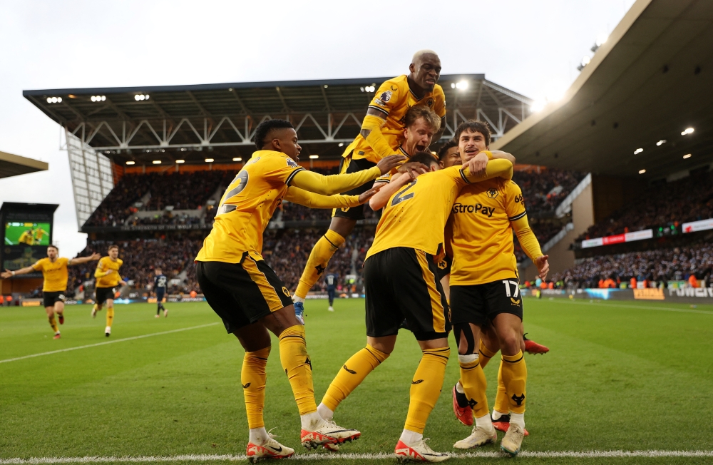 Soccer Football - Premier League - Wolverhampton Wanderers v Chelsea - Molineux Stadium, Wolverhampton, Britain - December 24, 2023 Wolverhampton Wanderers' Matt Doherty celebrates scoring their second goal with Hugo Bueno, Joao Gomes and teammates REUTERS