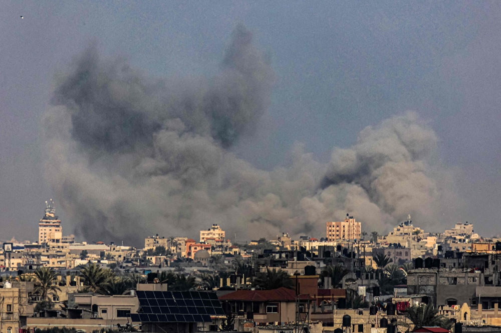 Smoke billows over Khan Yunis during Israeli bombardment from Rafah in the southern Gaza Strip. — AFP 