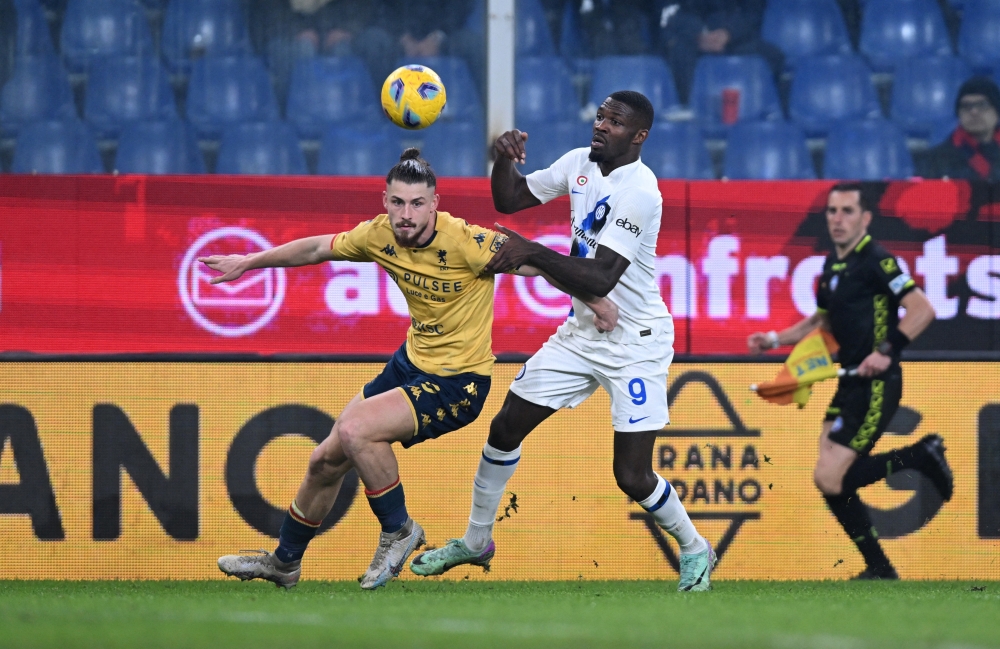 Soccer Football - Serie A - Genoa v Inter Milan - Stadio Comunale Luigi Ferraris, Genoa, Italy - December 29, 2023 Inter Milan's Marcus Thuram in action with Genoa's Radu Dragusin REUTERS/Daniele Mascolo
