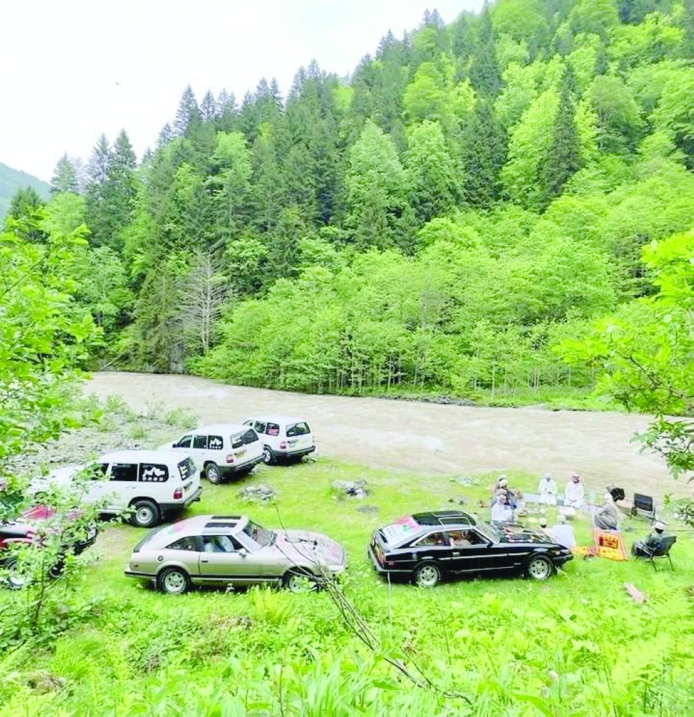 Omani trailblazers reach North Pole in a classic car