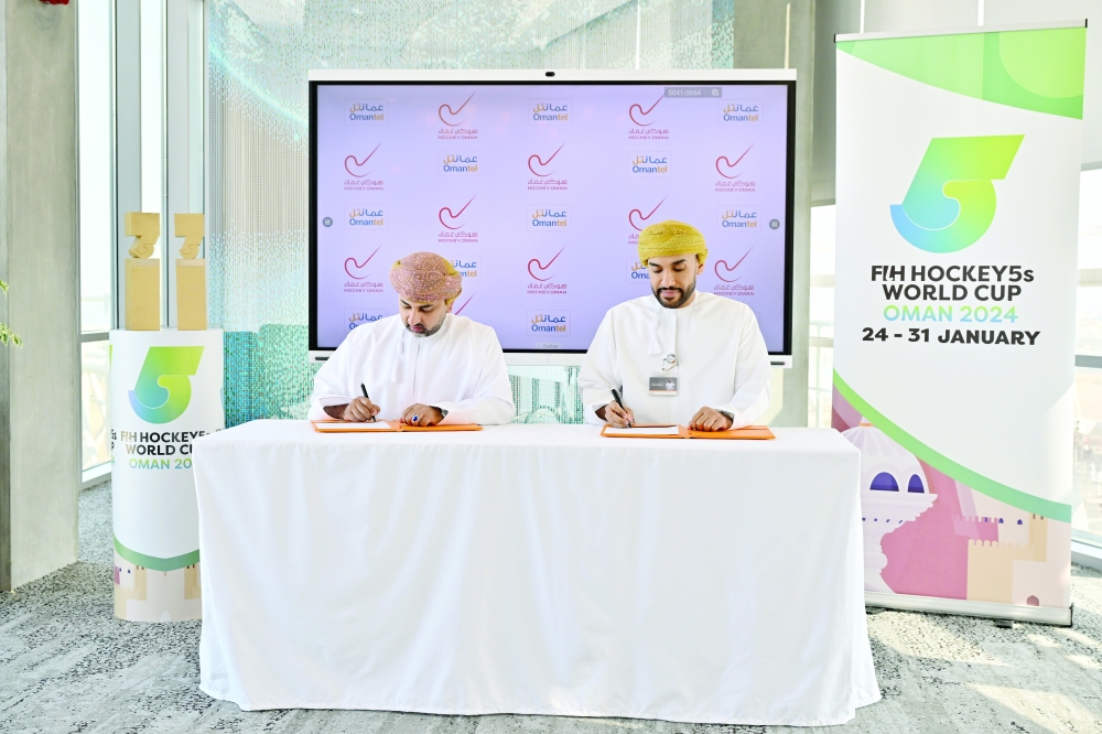Dr Marwan bin Juma al Juma, Chairman of OHA (L), singing with Eng Aladdin bin Abdullah Bait Fadhil, Chief Commercial Officer at Omantel