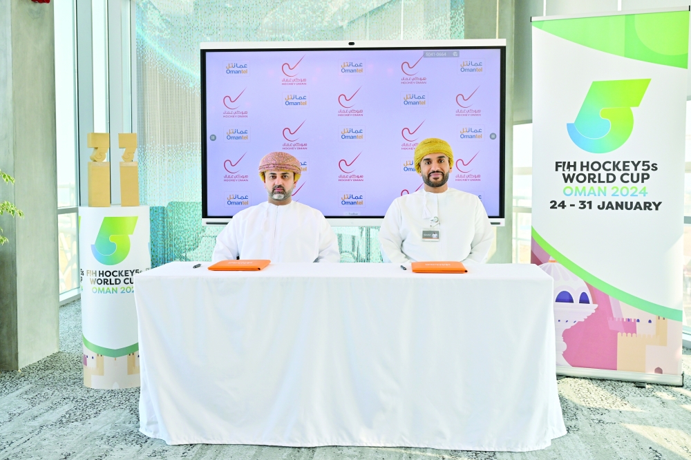 Dr Marwan bin Juma al Juma, Chairman of OHA (L), and Eng Aladdin bin Abdullah Bait Fadhil, Chief Commercial Officer at Omantel