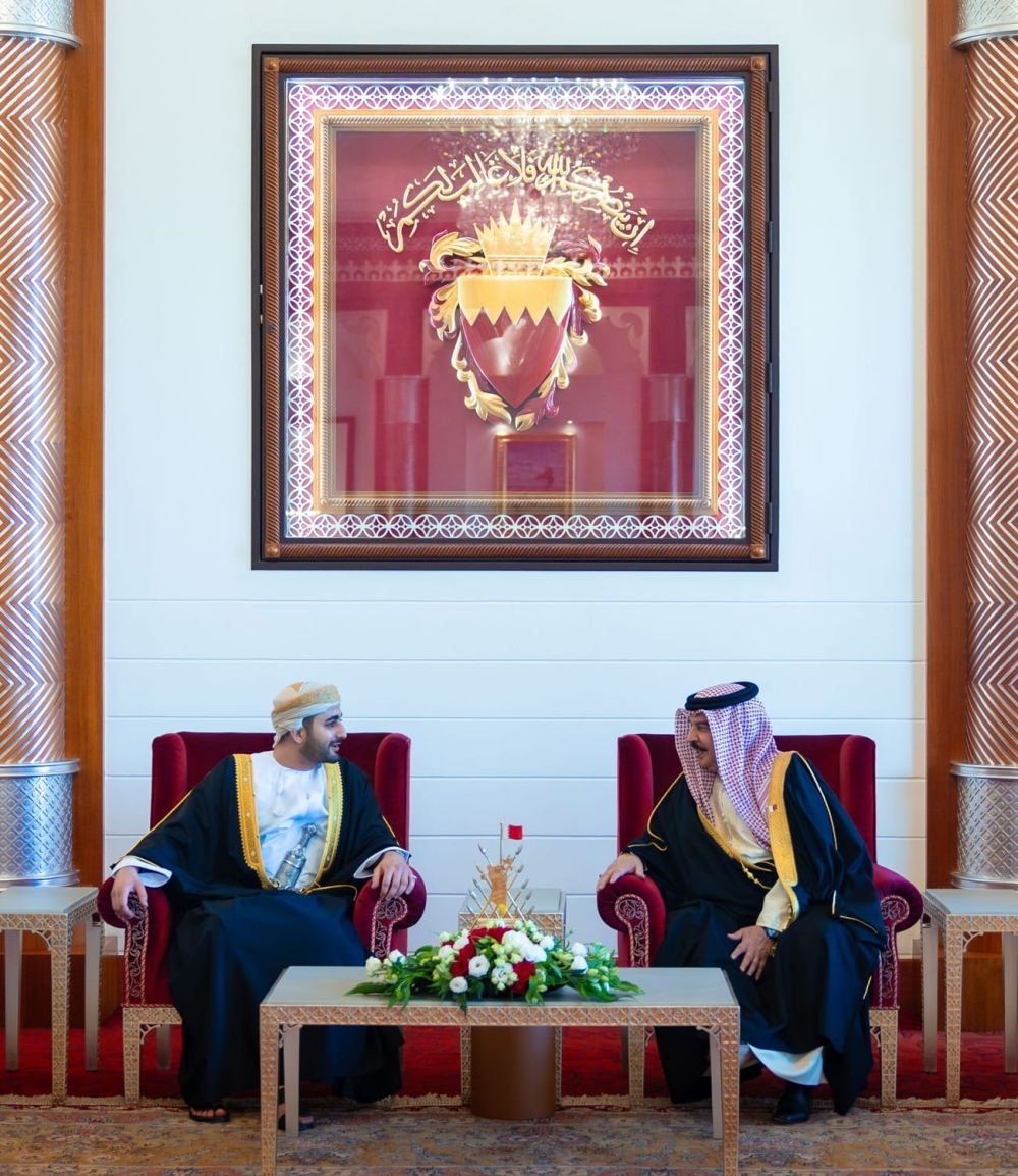 HH Sayyid Theyazin conveys greetings of HM to King of Bahrain