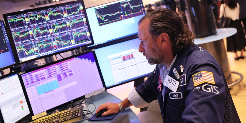 US political turmoil would contribute to stagnation rather than stagflation. 