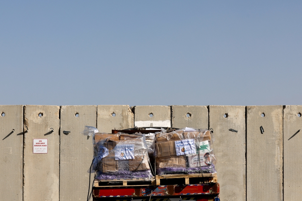 A truck carrying humanitarian aid waits to enter the Gaza Strip via the Kerem Shalom crossing, amid the ongoing conflict between Israel and the Palestinian Islamist group Hamas, in southern Israel, January 10, 2024. REUTERS/Tyrone Siu     TPX IMAGES OF THE DAY