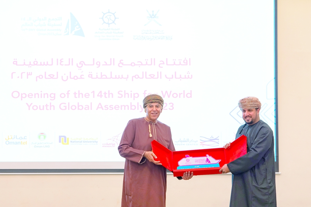 Adil Shanfari presenting a memento to Khalid Hashil Al Muslahi at SWY Global Assembly