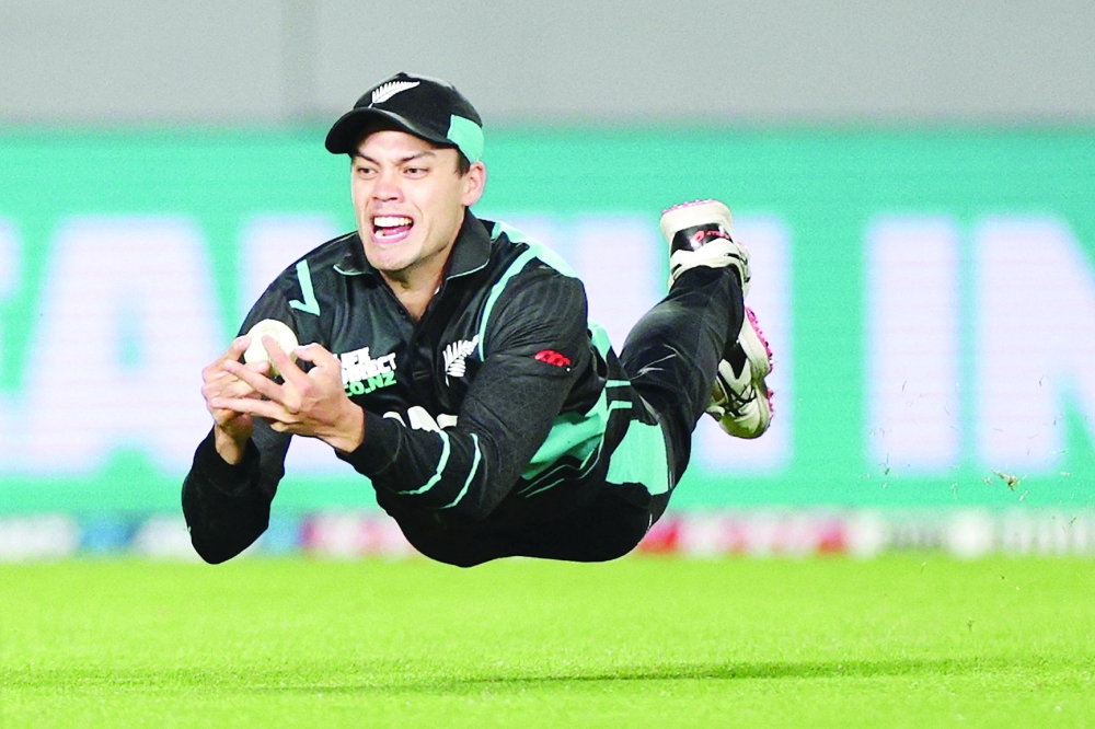 TOPSHOT - New Zealand's Mark Chapman catches Pakistan's Haris Rauf to win the first Twenty20 international cricket match between New Zealand and Pakistan at Eden Park in Auckland on January 12, 2024.  (Photo by DAVID ROWLAND / AFP)

