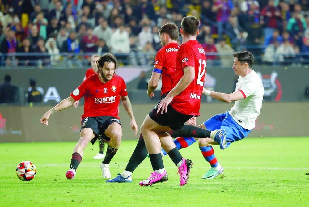 Soccer Football - Spanish Super Cup - Semi Final - FC Barcelona v Osasuna - Al  Awwal Park, Riyadh, Saudi Arabia - January 11, 2024 FC Barcelona's Robert Lewandowski scores their first goal REUTERS/Juan Medina