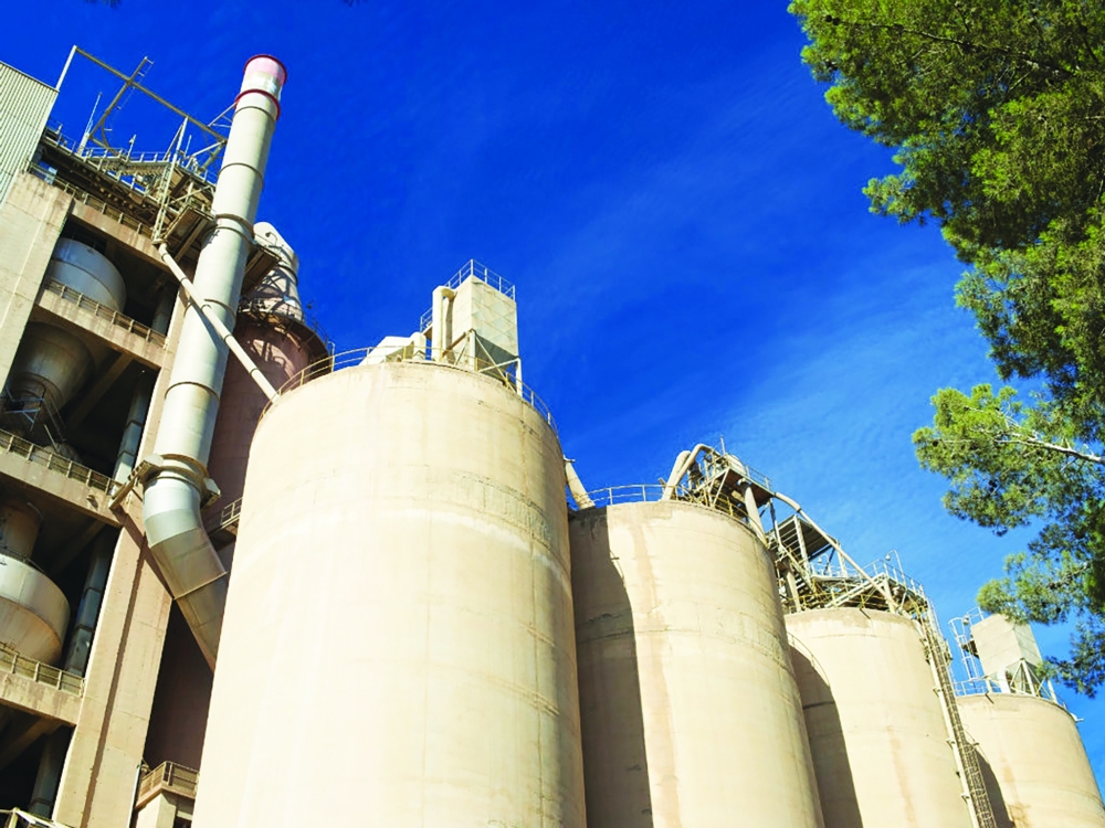 Cement production based on a blend of limestone and calcined clay is gaining traction as the global industry seeks to mitigate CO2 emissions.