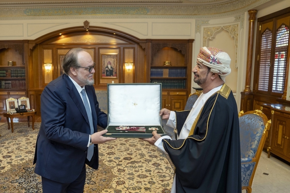 The Order was handed over to Umberto Fanni by Sayyid Khalid Hilal Al Busaidi, Minister of the Diwan of Royal Court.