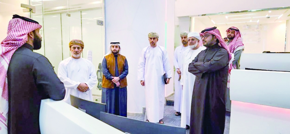 The Omani delegation reviewed means of benefiting from joint experiences with Saudi Arabai, especially in digitising judicial services. — ONA