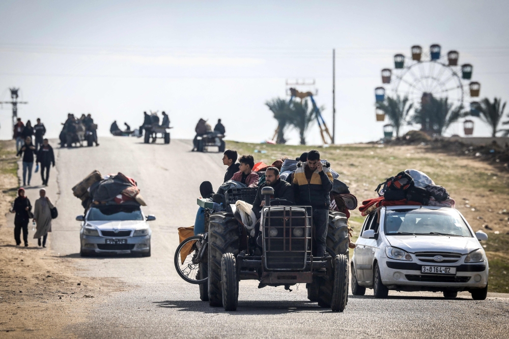Palestinian families fleeing Khan Yunis on the coastal road leading to Rafah further south 