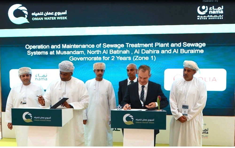 Qais bin Saud al Zakwani, CEO of Nama Water Services and Erwan Rouxel, Country Manager, Veolia Oman sign the cooperation agreements.