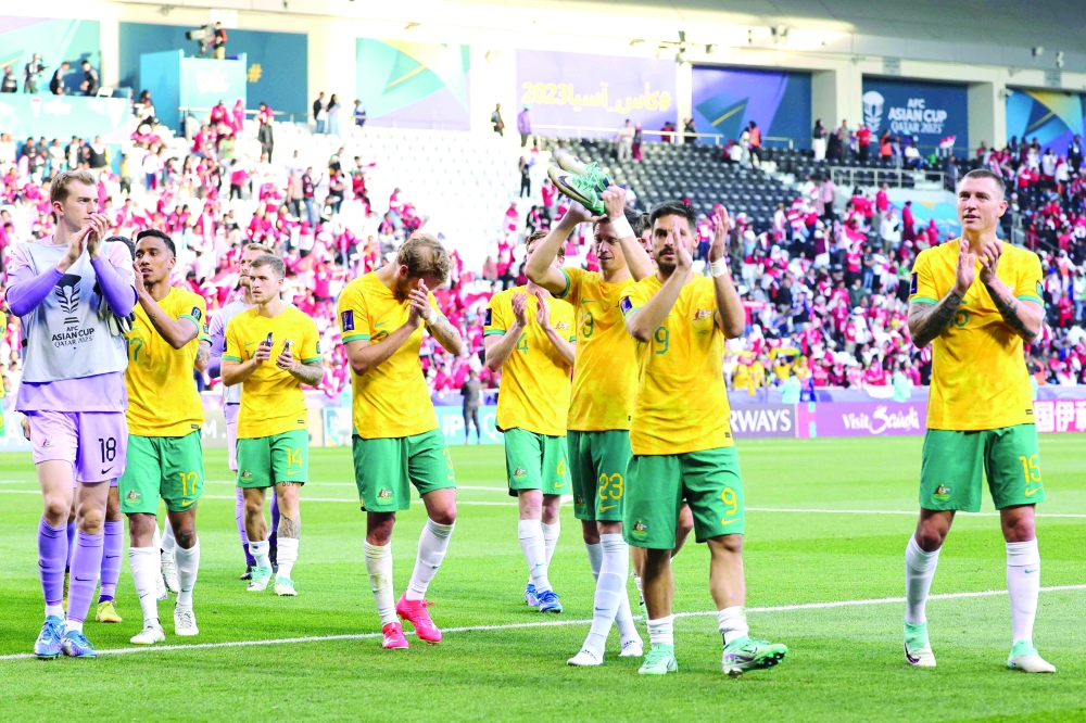 Australia's players applaud the fans after the winning. — AFP)

