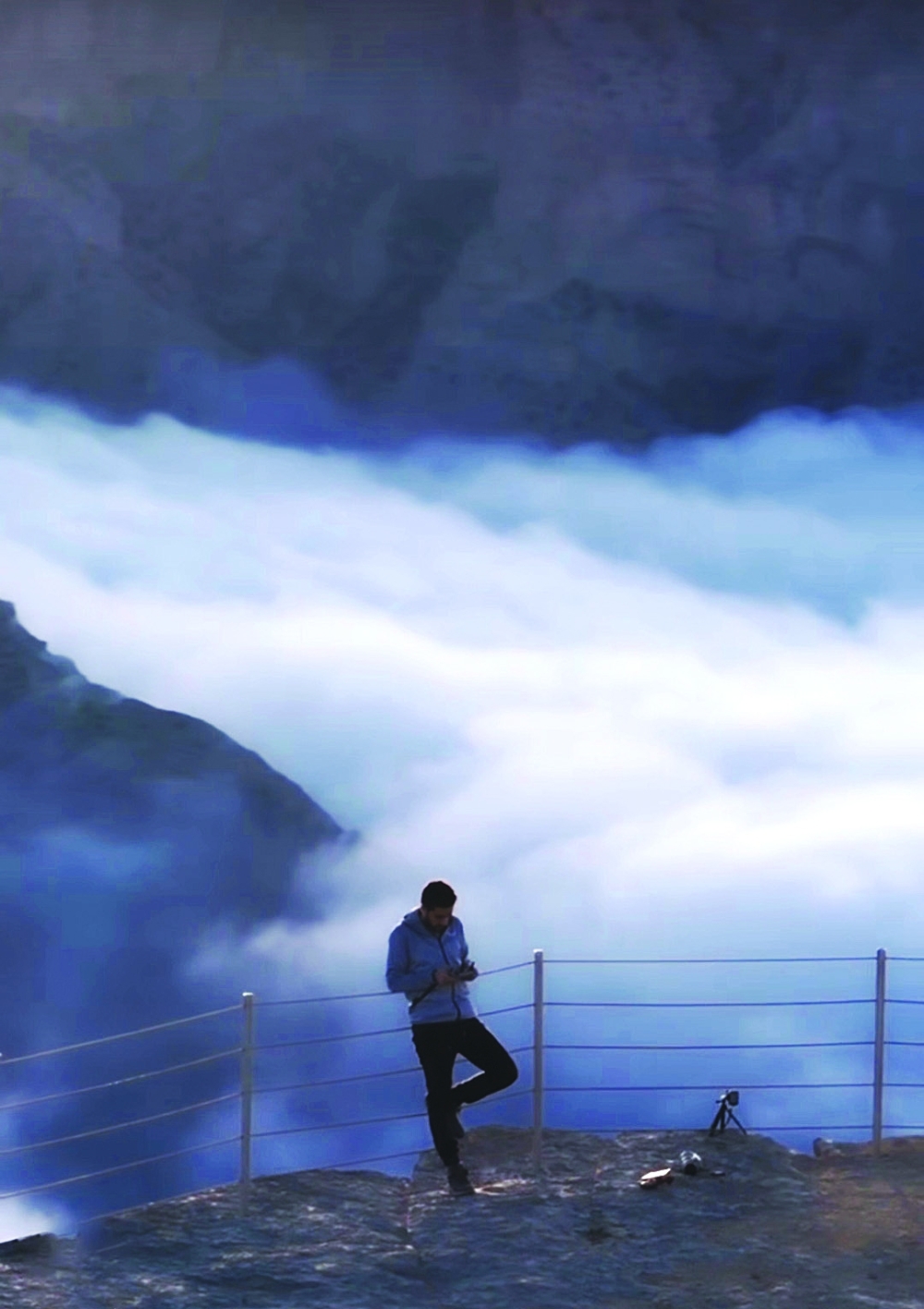 Waking up to a sea of clouds in Jabal Shams