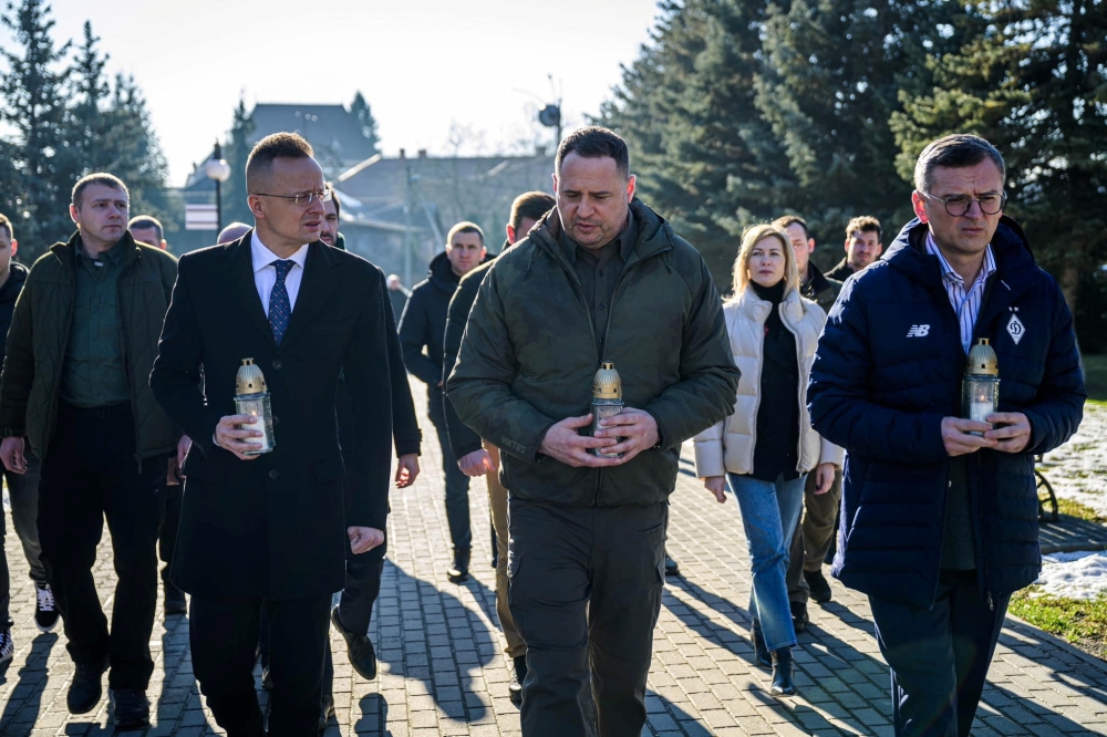 Ukrainian FM Dmytro Kuleba, Hungarian Minister of Foreign Affairs and Trade Peter Szijjarto visit a cemetery to pay tribute to fallen Ukrainian service members, in Uzhhorod, Ukraine. — Reuters 