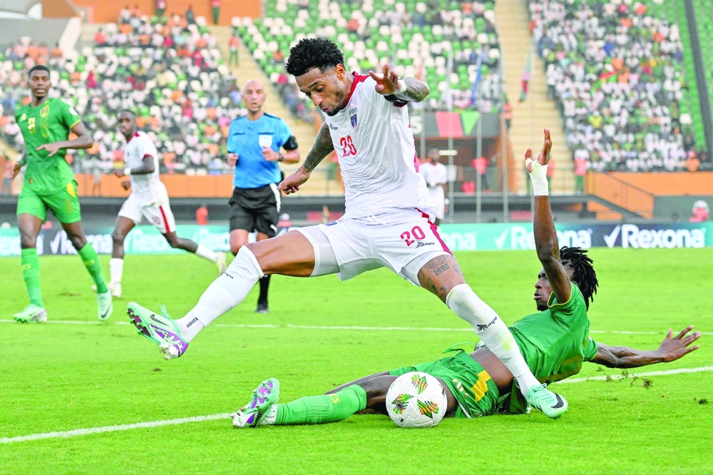 Cape Verde's forward #20 Ryan Mendes (C) controls the ball during the Africa Cup of Nations (CAN) 2024 round of 16 football match between Cape Verde and Mauritania at the Felix Houphouet-Boigny Stadium in Abidjan on January 29, 2024.