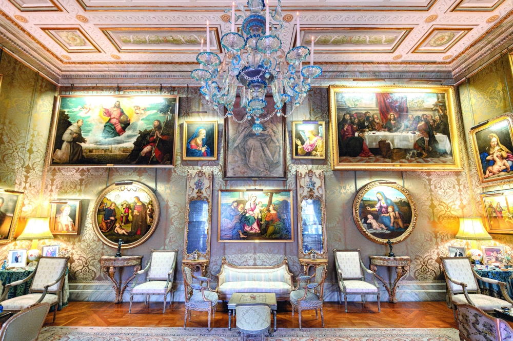 In Madrid, the Italian Room, one of the Palacio de Lirias themed living rooms, is filled with paintings by Perugino, Titian, Guercino and other artists.