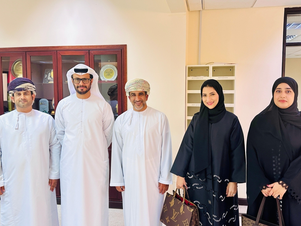 During the visit, the delegation met with some officials at the Oman News Agency (ONA) office, the news department of Oman TV, and the Arabic and English newspapers of Oman. 