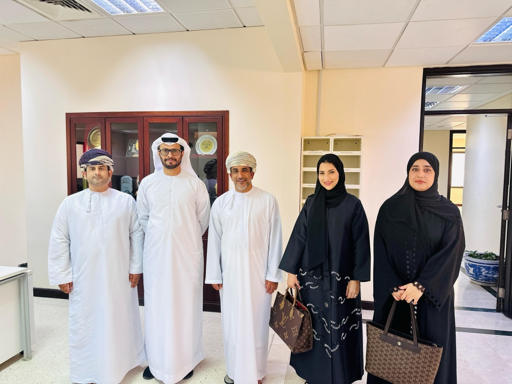 During the visit, the delegation met with some officials at the Oman News Agency (ONA) office, the news department of Oman TV, and the Arabic and English newspapers of Oman. 